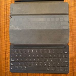 Magnetic/articulated iPad keyboard